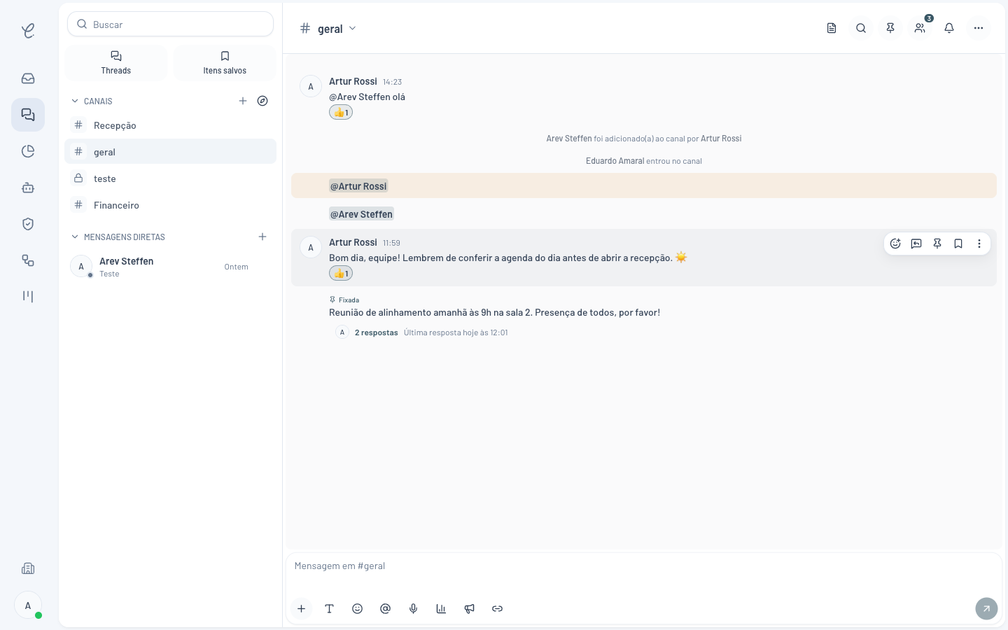 Mensagem do chat interno da Clinia com a barra de ações visível ao passar o mouse