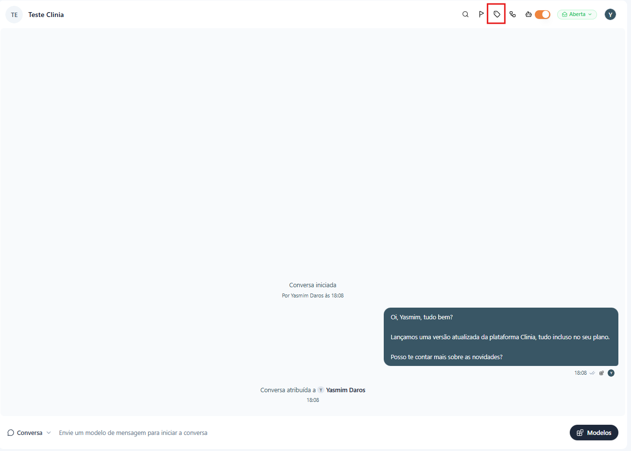 Conversa aberta na Clinia com o caminho para atribuir uma etiqueta destacado em vermelho