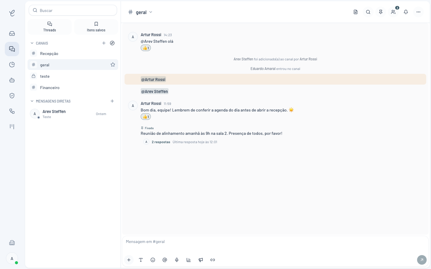 Canal geral aberto no chat interno da Clinia, com a lista de conversas à esquerda e as mensagens do canal no centro