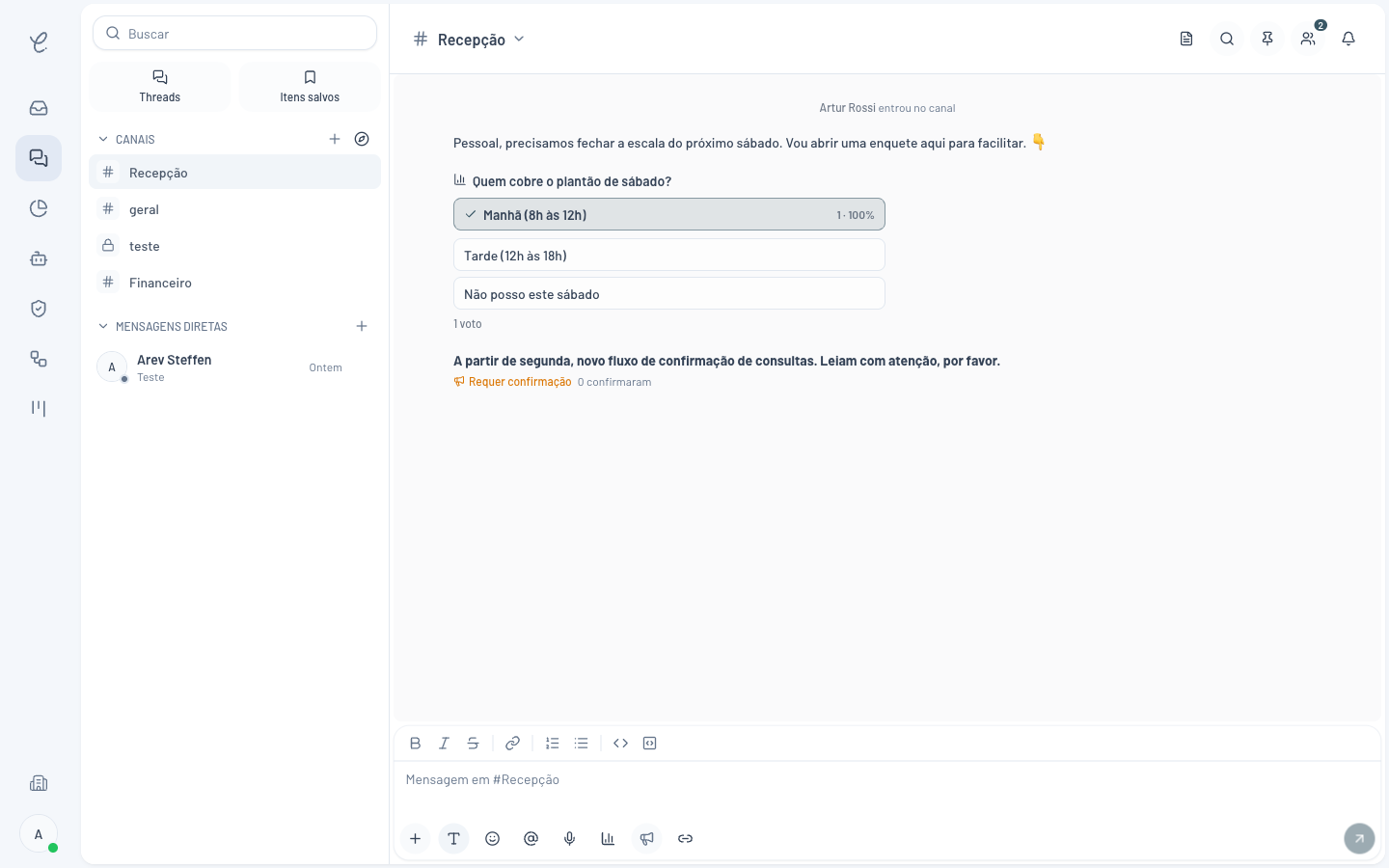 Mensagem enviada no chat interno da Clinia com o selo Requer confirmação e o contador de confirmações