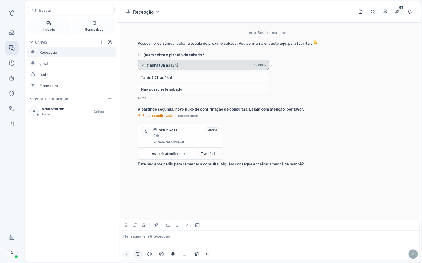 Mensagem no chat interno da Clinia com o cartão da conversa do paciente vinculada, mostrando status e ações rápidas