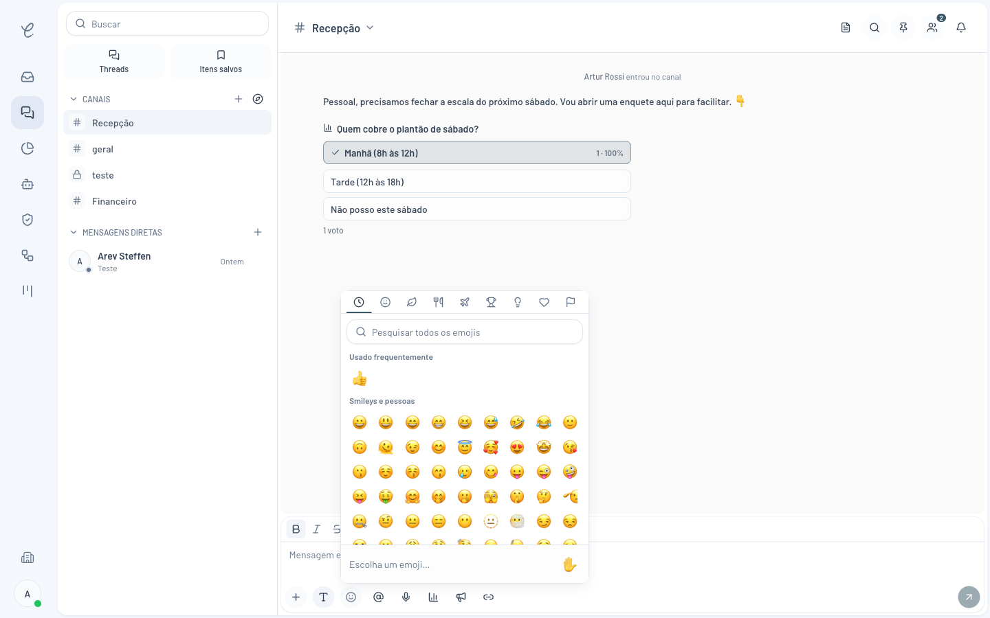 Galeria de emojis aberta no chat interno da Clinia com a seção de usados frequentemente