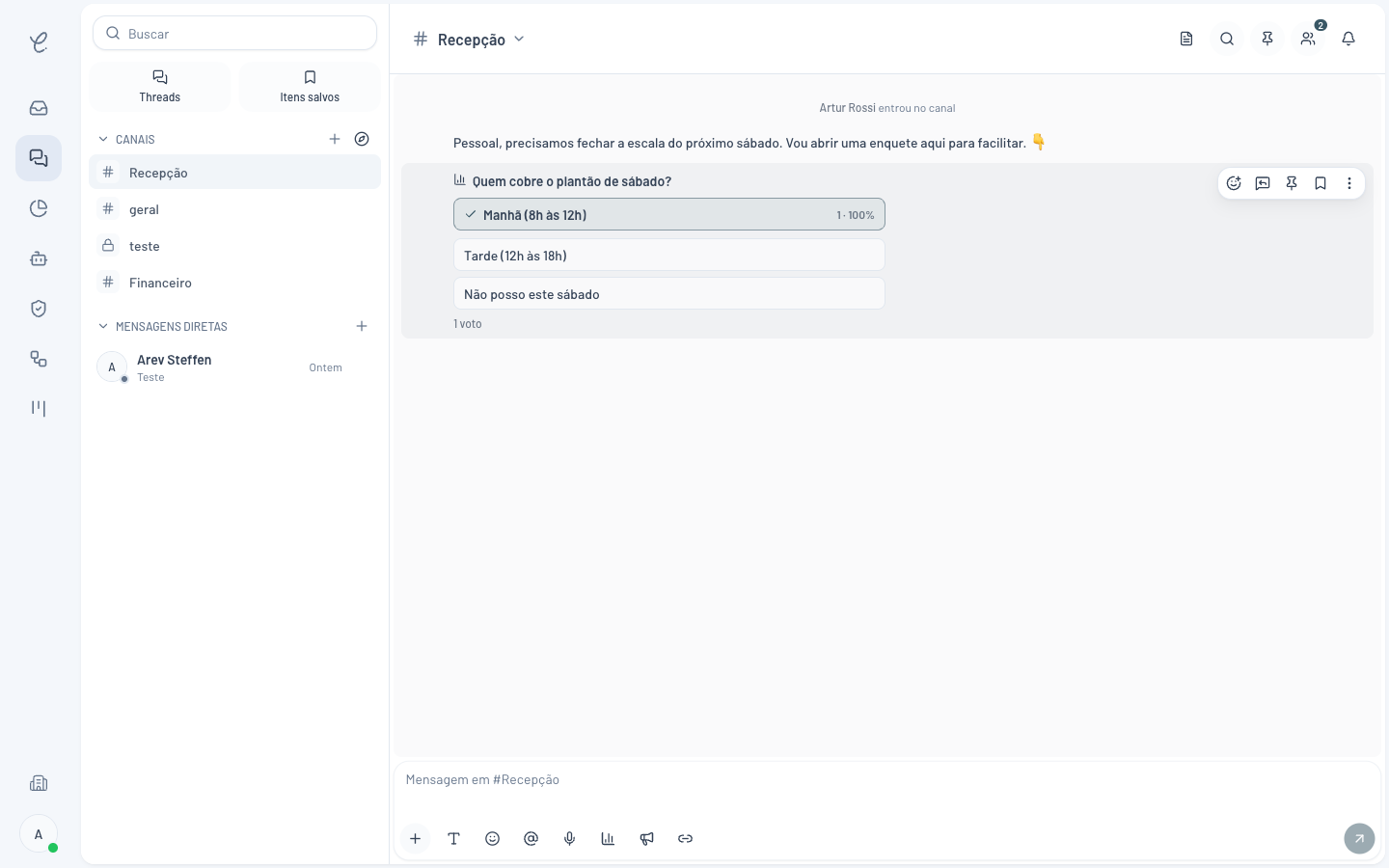 Enquete no chat interno da Clinia exibindo o resultado parcial com contagem e percentual de votos