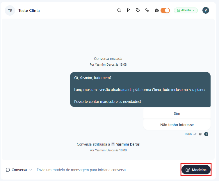 Conversa aberta na Clinia com o botão Modelo destacado em vermelho no canto inferior direito