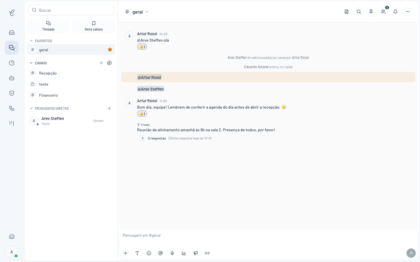 Lista de conversas da Clinia com a seção Favoritos no topo contendo o canal geral