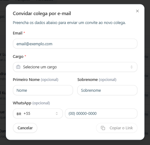 Formulário de convite com os campos de e-mail, cargo, nome, sobrenome e WhatsApp