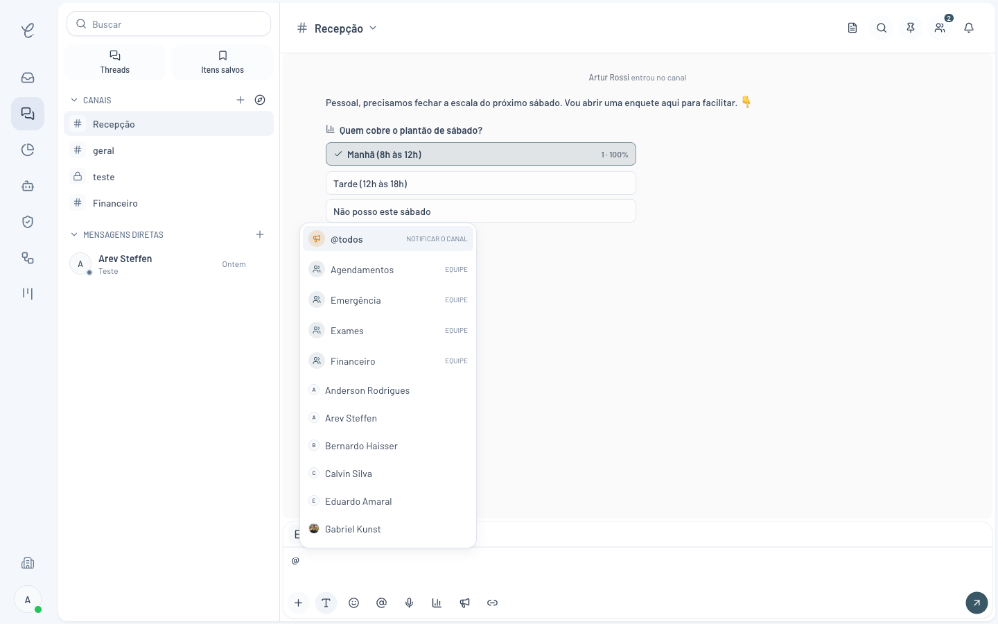 Campo de mensagem da Clinia com a lista de colegas aberta após digitar o símbolo de arroba