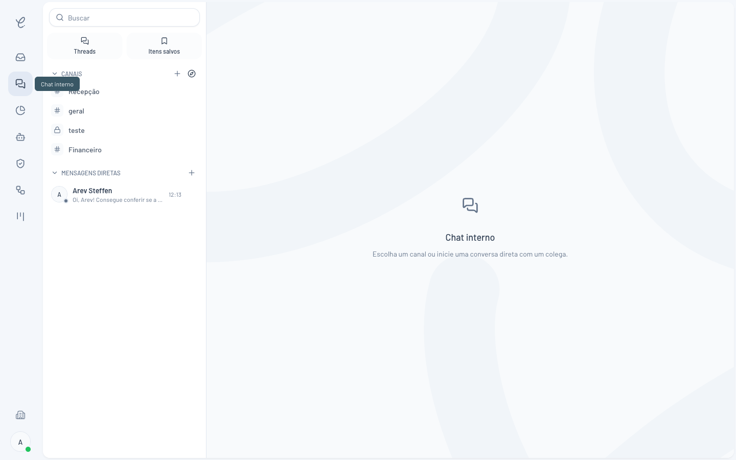 Tela da Clinia com o cursor sobre o ícone de Chat interno no menu lateral esquerdo