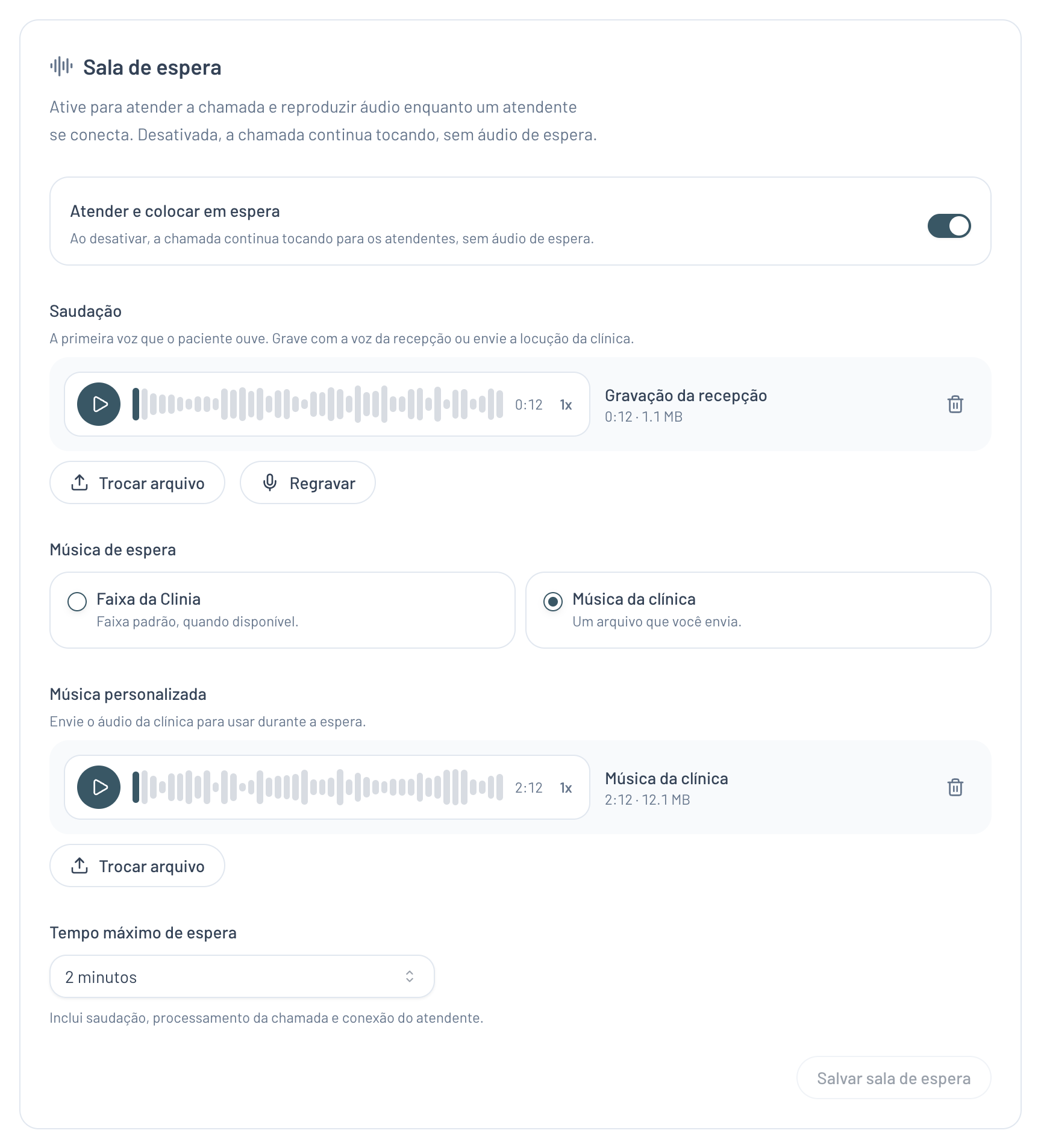 Seção Sala de espera com a opção Atender e colocar em espera ligada, a saudação gravada, a música da clínica selecionada e o tempo máximo de espera de 2 minutos