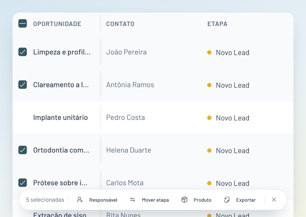 Lista de negociações com cinco selecionadas e a barra de ações em massa com Responsável, Mover etapa, Produto e Exportar