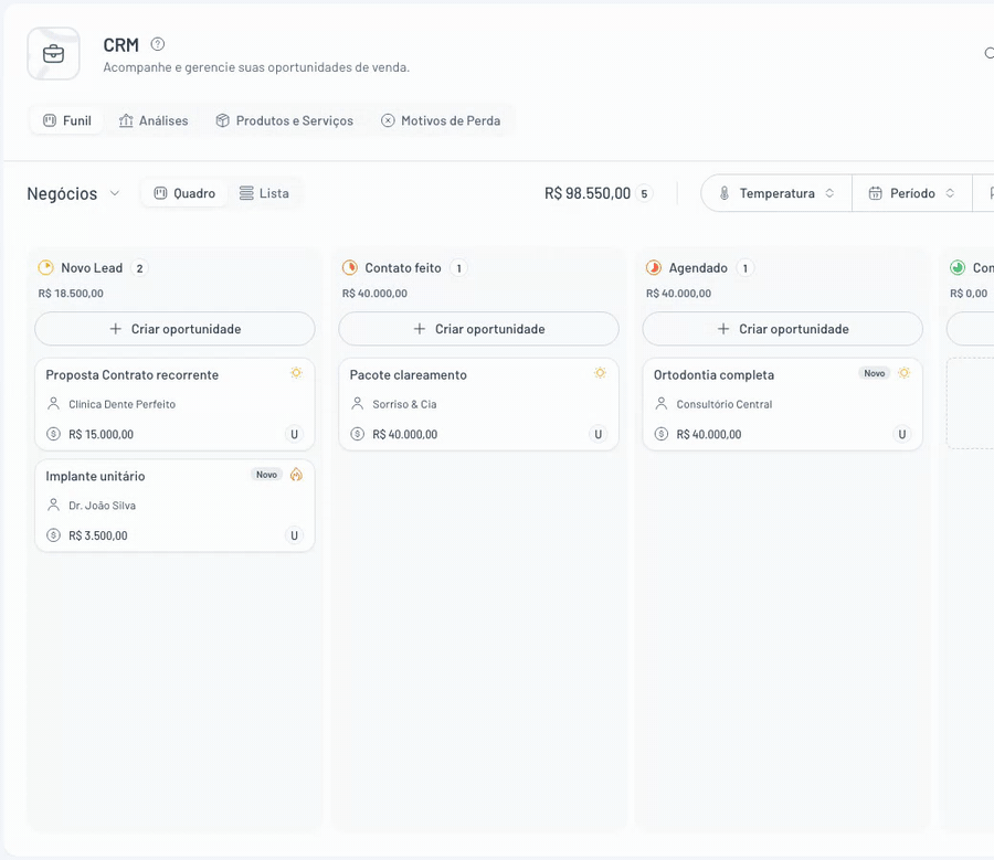 No CRM, a troca do quadro para a lista, a seleção de negociações e o menu Mover etapa na barra de ações em massa