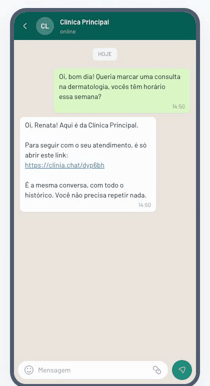 No celular da paciente, o link chega no WhatsApp; ao tocar, a conversa continua no Web Chat da Clinia, com o histórico e o agente oferecendo as opções de atendimento